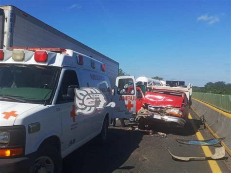 Familia De Agua Dulce Se Accidenta En Autopista De Acayucan