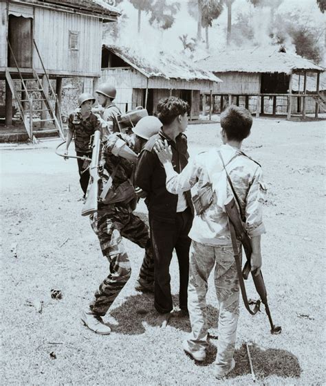 Miembro Capturado De La Guerrilla Del Viet Cong Fotografías De La