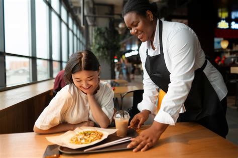 Visi N Lateral Mujer Que Trabaja En La Industria De Servicios Foto Gratis