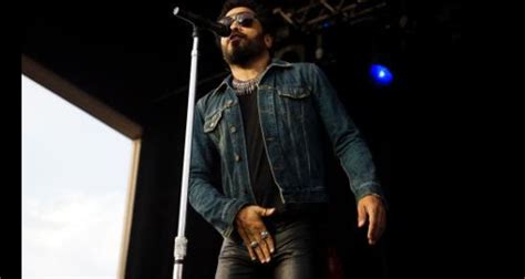 Lenny Kravitz Exposed His Penis After Leather Pants Rip Open Onstage | Complex