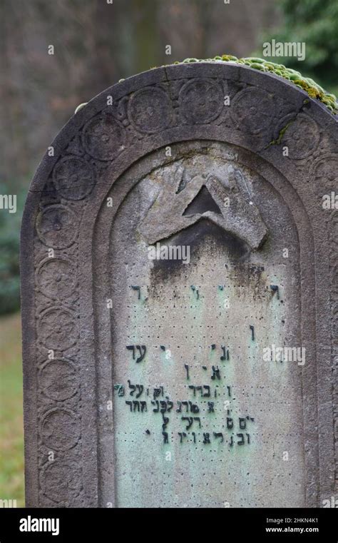 Grabstein auf dem jüdischen Friedhof in Mülheim Ruhr Stock Photo Alamy