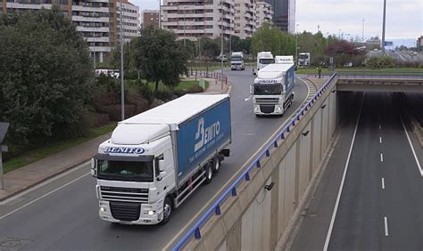 El Sector De Transporte De Mercanc As Por Carretera Cierra Con