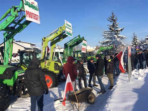 Protest rolników na rondzie w Nagłowicach Rolnicy blokowali drogę