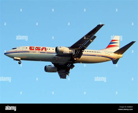 Aircraft boeing 737 400 cockpit hi-res stock photography and images - Alamy