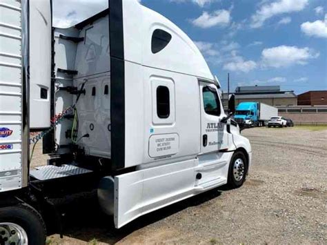 Freightliner Freightliner Cascadia 2018 Sleeper Semi Trucks