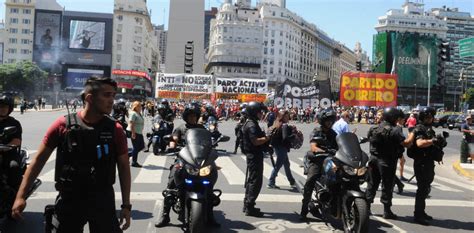 Manifestantes Del Hospital Posadas Y Del Inti Cortan El Tránsito En El