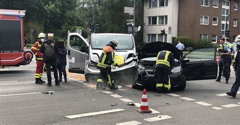 Unfall in Krefeld 19 Jähriger schwer verletzt