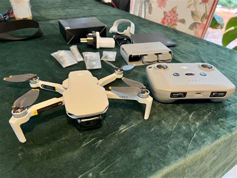 Dron DJI Mini 2 w zestawie z bateriami i ładowarką Torba Stan BDB