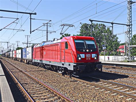 Mit Einem Containerzug Bei Der Durchfahrt Durch Den Bahnhof