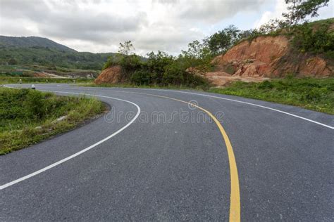 Curva Da Estrada Asfaltada Na Montanha No Dia Do Mau Tempo Foto De