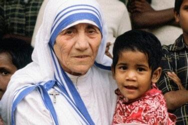 Mother Teresa Helping The Poor Children