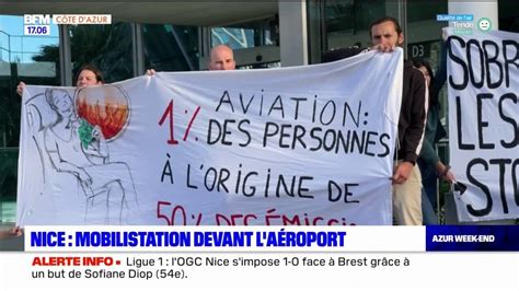 Des militants se mobilisent contre les jets privés devant l aéroport de