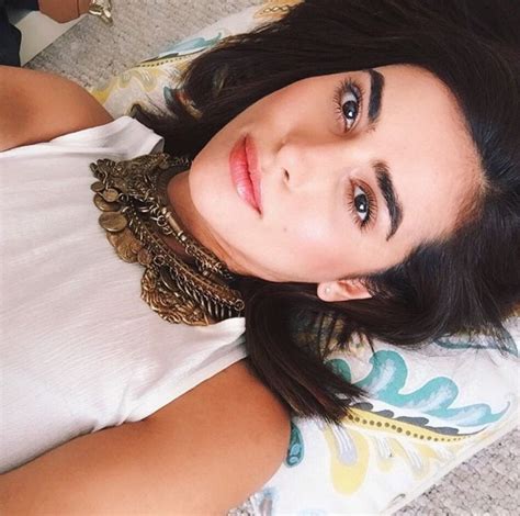 Sazan Barzani Sazan Barzani Eyebrows Chokers Makeup Necklace Fashion Perfect Brows Make