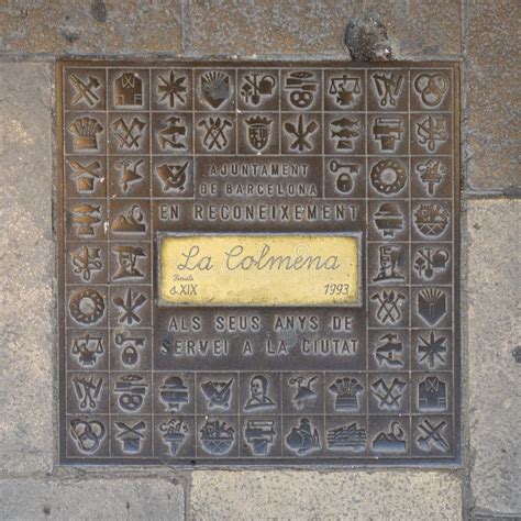 Plaque De Reconnaissance 1993 Encastrée Dans Le Trottoir Devant La