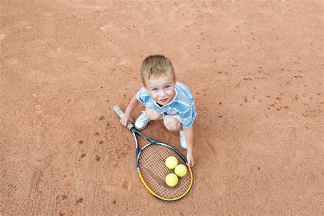 Ragazzino Che Gioca Con Una Racchetta E Una Palla Di Tennis Al Campo Da