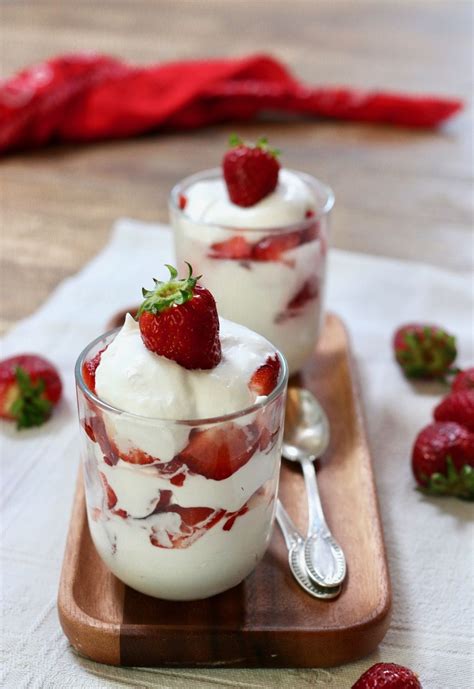 Mousse Allo Yogurt Con Fragole Un Dessert Fresco E Leggero Una Spuma