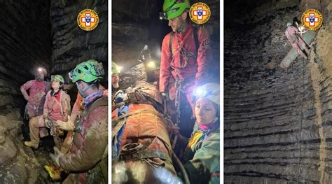 Speleologa Bloccata In Grotta Nel Bergamasco Barella Verso Uscita