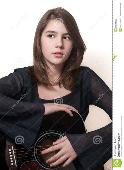 Muchacha Adolescente Morena Joven Que Toca La Guitarra Ac Stica Aislada