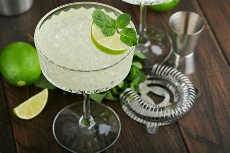 Cóctel de margarita con menta de tequila de lima y hielo en una mesa