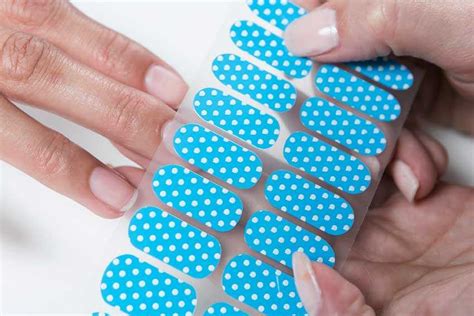 Tutorial paso a paso cómo colocar stickers en las uñas Nailistas