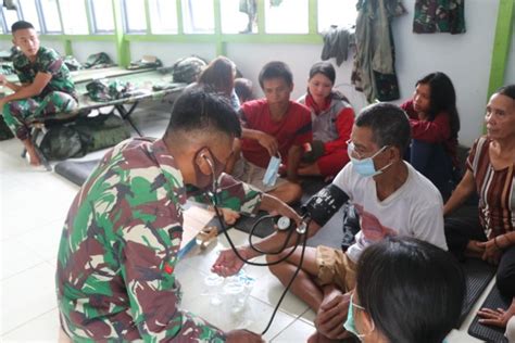 Tni Di Sintang Kalbar Berikan Layanan Kesehatan Gratis Pada Warga