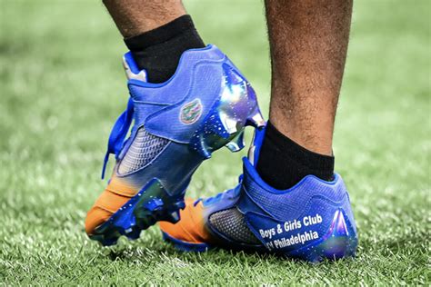 What Pros Wear What Do Nfl Tight Ends Wear Heres The Helmets Cleats