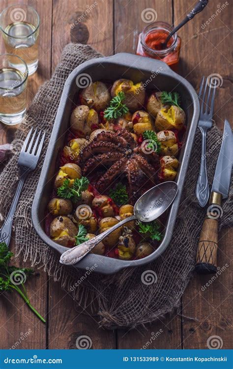 Gegrillte Krake Mit Ofenkartoffeln Tomatensauce Und Wein Stockbild