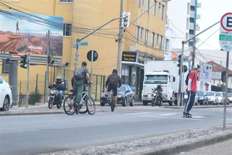 Motoristas E Cobradores De Curitiba Bloqueiam Rua Em Protesto Contra