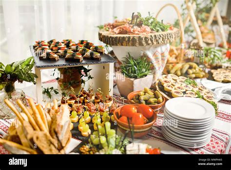 Wundersch N Eingerichtete Catering Bankett Tisch Mit Verschiedenen