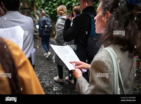 19 Mai 2023 Rom Italien Eine Frau liest Litanei während der