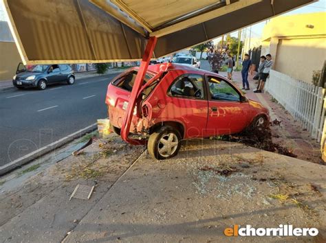 Por Conducir Alcoholizado Perdió El Control De Su Auto Y Terminó En La Vereda De Una