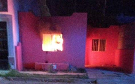 Hombres Incendian La Casa De Mujer Por Pleito Sobre Un Autom Vil