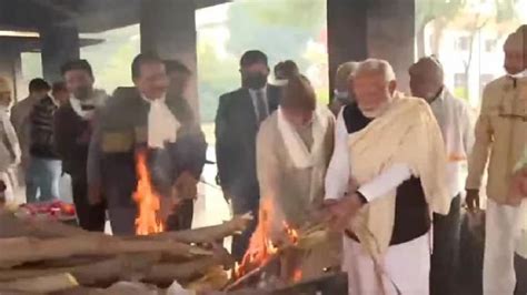 Pm Modis Mother Heeraben Modi Cremated In Gandhinagar Pm Modis