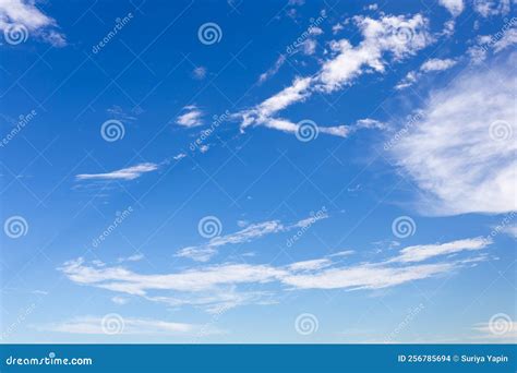 Fondo Azul Del Cielo Con Hermosas Nubes Foto De Archivo Imagen De