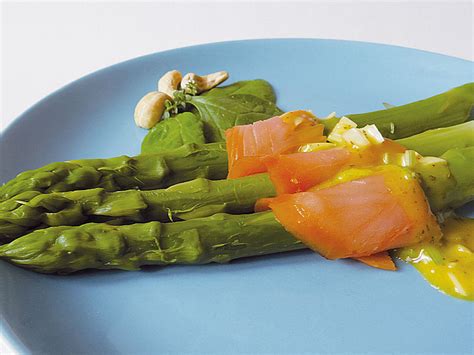 Gr Ner Spargel Mit Lachs Und Kr Utervinaigrette Von Margotfischer Chefkoch