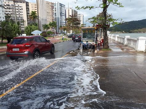 Ressaca atinge Santos e ondas invadem calçadão e avenida da praia