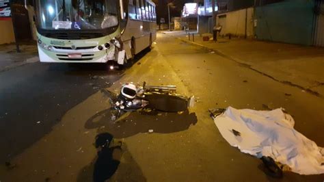 Motociclista colide de frente ônibus e morre em Goiânia