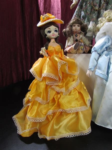 Lot Detail - COLLECTABLE DOLLS