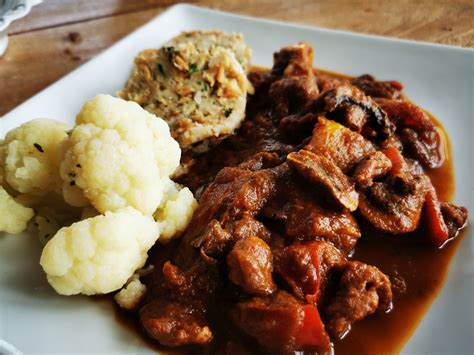 Veganes Paprika Gulasch Mit Sojaschnetzel Und Champignons Gras Und Steine