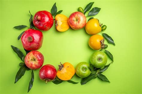 Fruits Color S Fruits Color S Avec Des Feuilles Sur La Table Verte