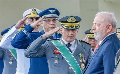 Comandos militares terão foto de comandantes batendo continência a Lula