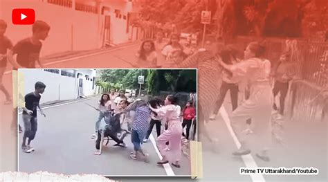 Brawl Breaks Out Between Two Groups Of Young Women On Road Video Goes