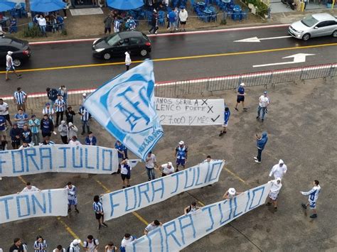 FOTOS Torcedores do Avaí protestam antes do jogo contra o Vitória