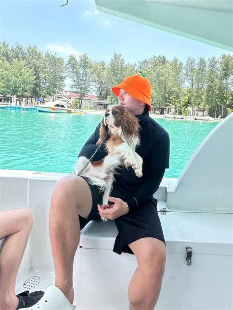 Boy William Unggah Potret Liburan Bersama Anjingnya Ke Pantai Nyaman