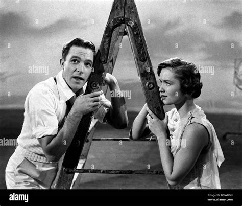 GENE KELLY & DEBBIE REYNOLDS SINGIN' IN THE RAIN (1952 Stock Photo ...