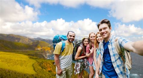 Amigos As Trouxas Que Tomam O Selfie Foto De Stock Imagem De