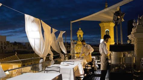 Terraza del restaurante María Trifulca en Sevilla con las torres de