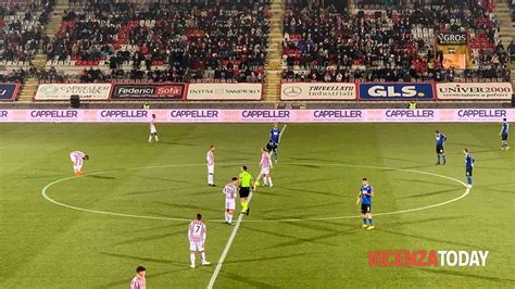 Calcio Serie C A Vicenza Sconfitto In Casa Dal Novara Dopo Il