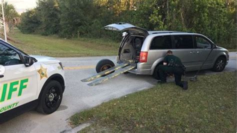 Deputy helps stranded motorist in Indian River County | WTVX