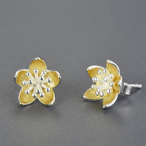 Spoo Design Zauberhafte Blüten Ohrstecker 18k vergoldete 3D Blumen